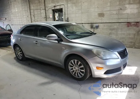 2010 Suzuki Kizashi Se z USA, uszkodzony, nr VIN JS2RE9A38A6100423